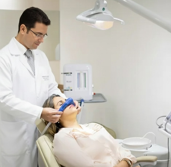 dentista aplicando sedação conciente na paciente