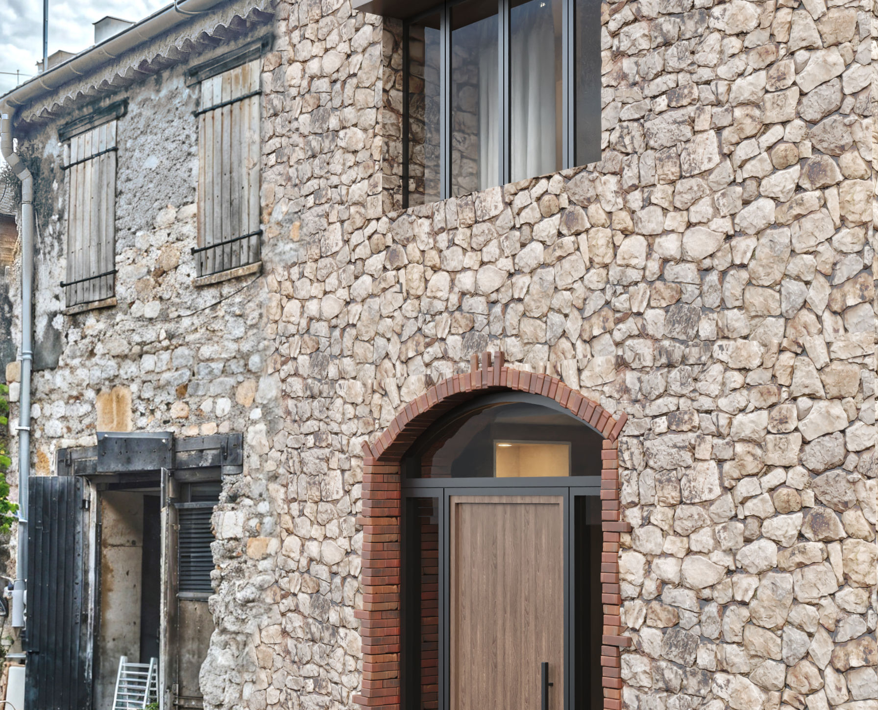 Rénovation de la façade en pierre d'une maison de village traditionnelle dans l'arrière-pays niçois.
