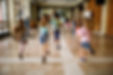 Kinderen lopen door de gangen van de school