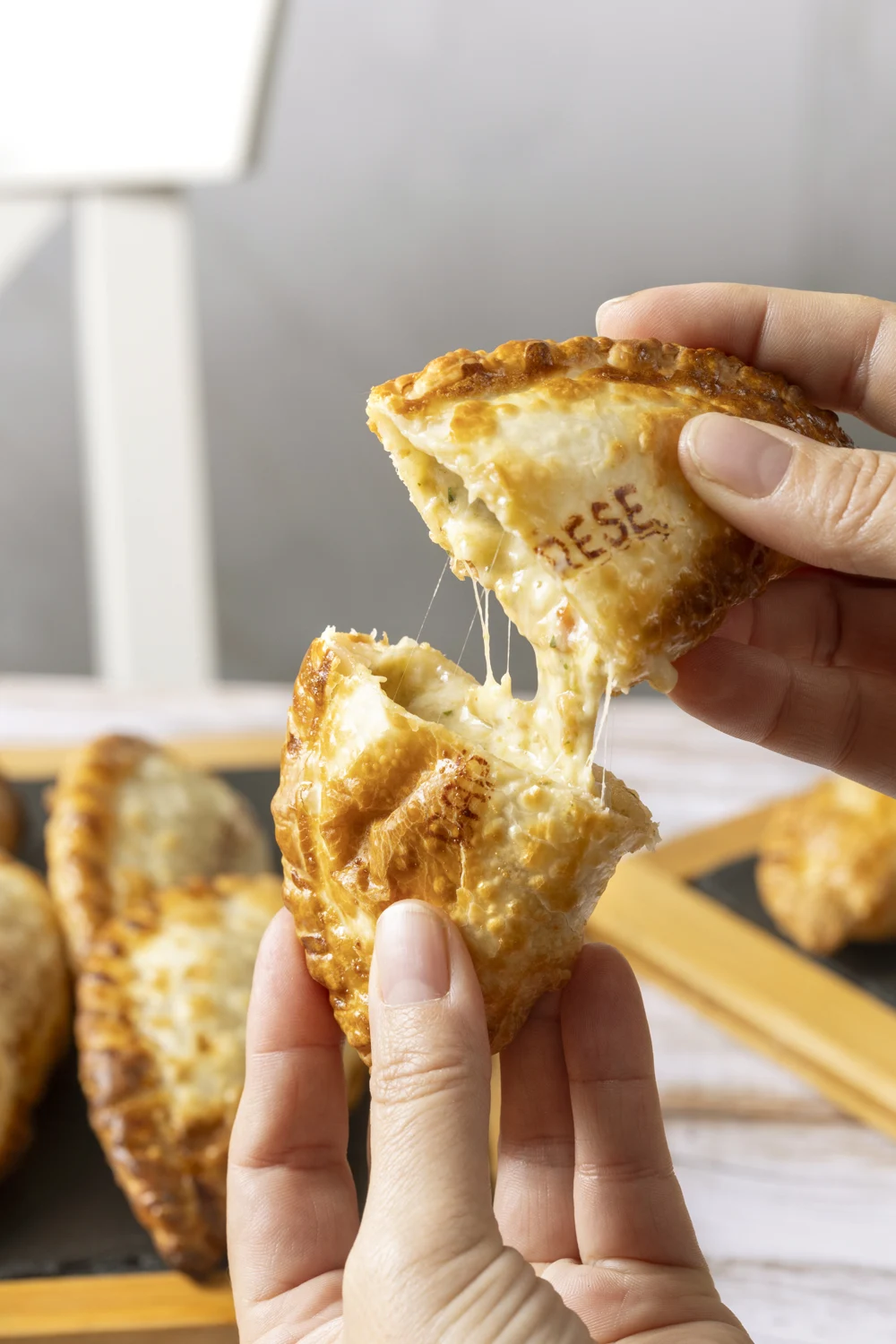 Une empanada ouverte pendant une dégustation