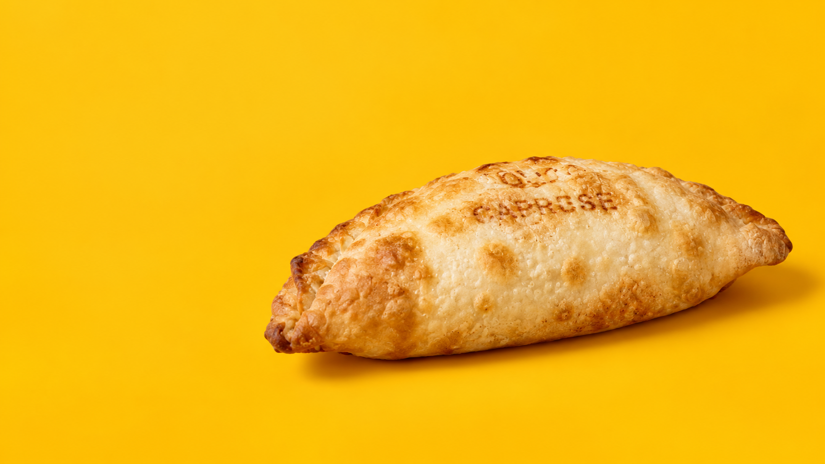 Empanada Caprese sur fond jaune