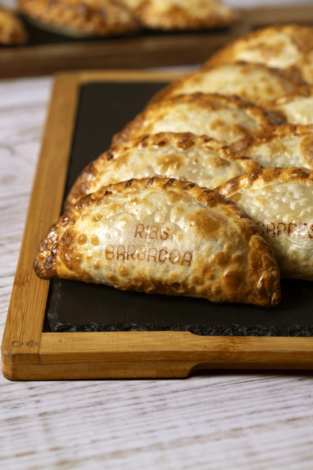 Les véritables empanadas Nazca sur un plateau en bois