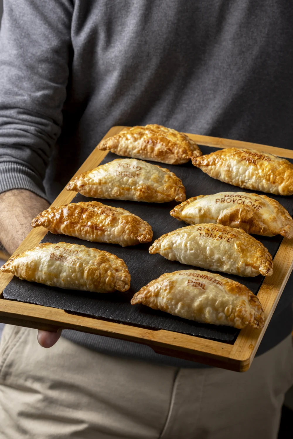 Un plateau en bois rempli de véritables empanadas du shooting Espagne
