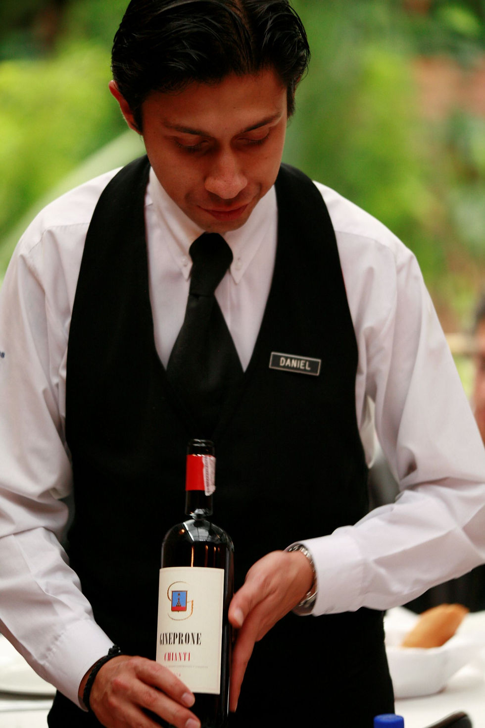 Daniel Morales en pleno servicio en La Brasserie. Foto: Lucho Mariño.