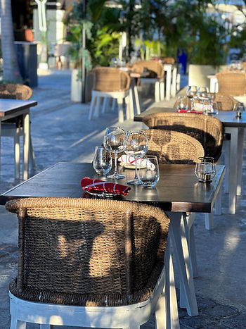 Foto: mesas al aire libre en Gastro Social.