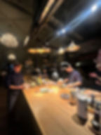 La cocina abierta en medio del salón clásico.