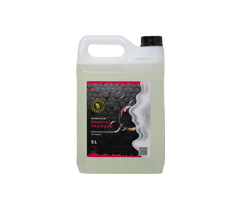 Shampoing concentré biodégradable pour carrosserie, mousse abondante et parfum agréable.