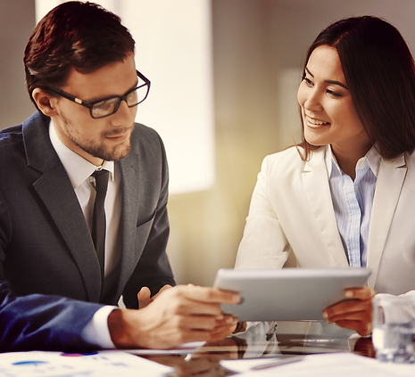 Image montrant un mentor en train de travailler avec un client lors d'une session de mentorat ou de coaching axée sur la gestion de crise et la continuité des affaires. Chez notre entreprise, nous offrons un service de mentorat et de coaching personnalisé pour aider les entrepreneurs à renforcer la résilience de leur entreprise. Nos mentors expérimentés travaillent en étroite collaboration avec nos clients pour comprendre leurs défis en matière de gestion de crise et de continuité des affaires, et leur fournir des conseils pratiques et des stratégies efficaces pour anticiper les risques, limiter les dommages et maintenir leurs activités en cas de perturbations. Que vous ayez besoin de conseils en matière de planification de la continuité des affaires, de la gestion de crise ou de la résilience opérationnelle, notre équipe est là pour vous aider à renforcer la résilience de votre entreprise.