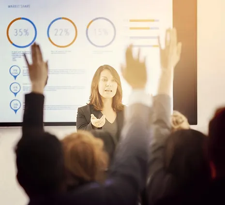 Image montrant des participants en train d'assister à une formation en salle de classe. Notre service de formation permet aux entreprises de former leur personnel sur des sujets tels que la gestion de crise, la continuité des affaires, la résilience organisationnelle, la sécurité de l'information, ou tout autre sujet pertinent pour leur entreprise. Nous travaillons en étroite collaboration avec nos clients pour comprendre leurs besoins et leurs enjeux, et concevoir des programmes de formation sur mesure qui répondent à leurs attentes.