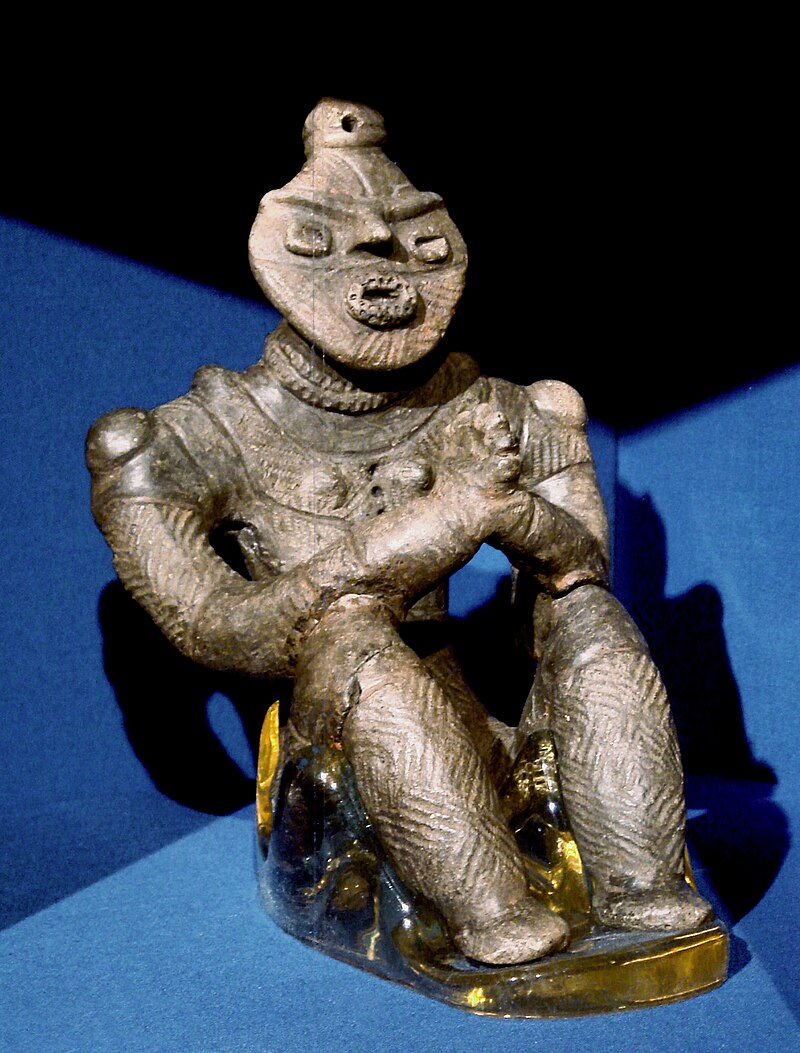 La statuette ci-dessus retrouvée dans la préfecture d'Aomori (site Kazahari 1), datant de la fin de la période Jômon (autour de 1000 avant J.C), représente une femme tatouée, assise, les mains jointes, peut-être en prière. L'objet a été réparé à de multiples reprises avec de l'asphalte, signe de l'intérêt et de la valeur spirituelle de cette statuette.