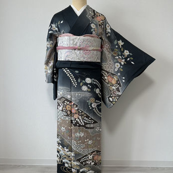 黒地に花柄をあしらった訪問着