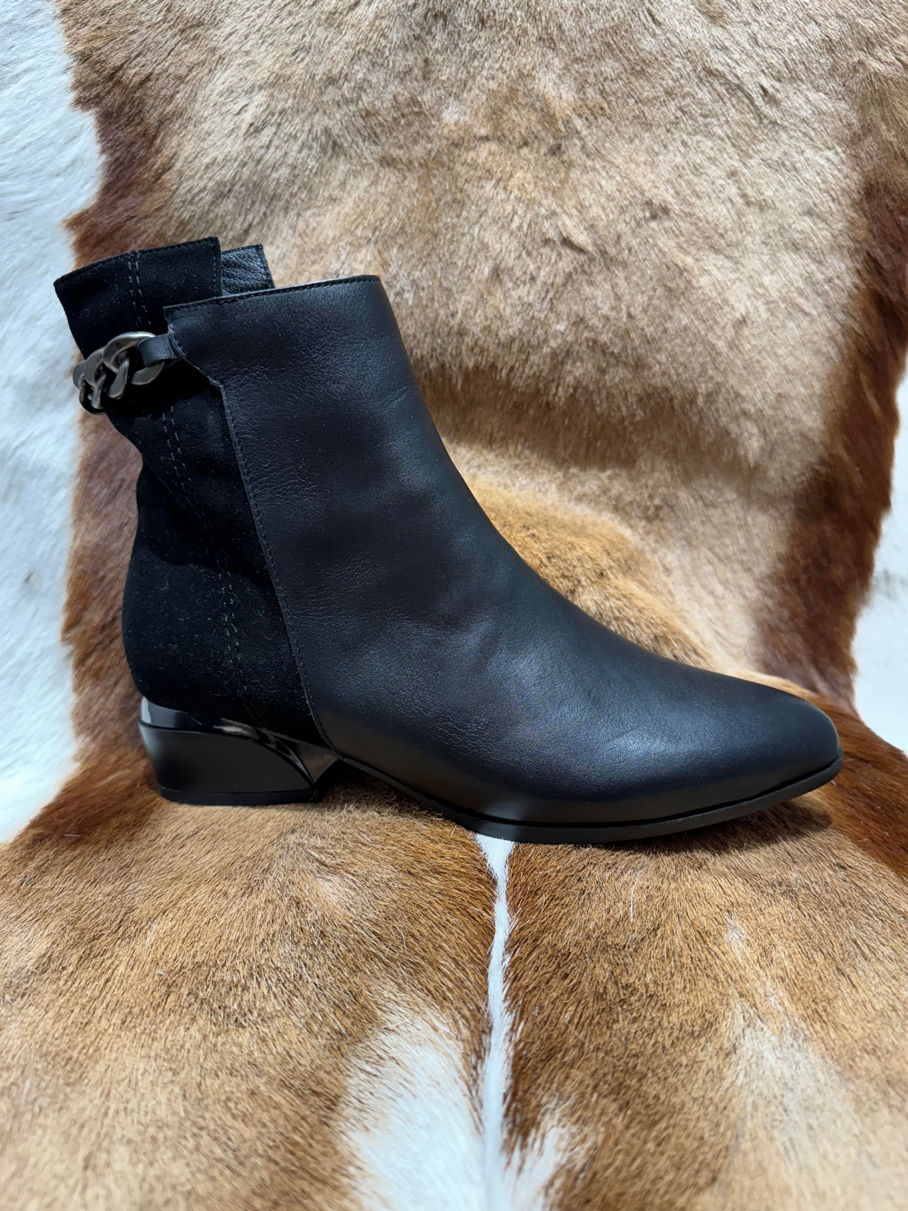 THYME & CO STELLA CHAIN AND SUEDE DETAIL BOOT