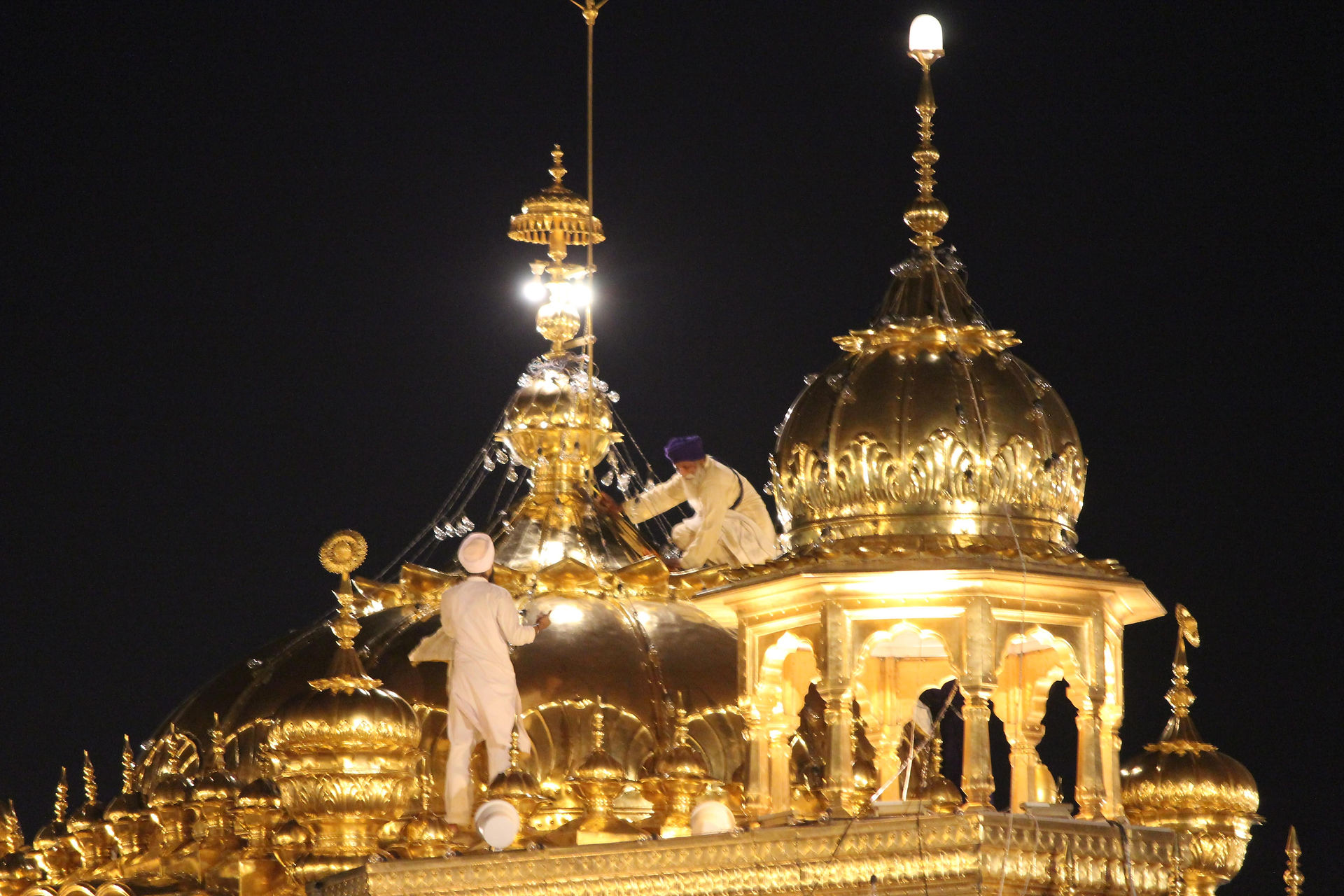 Volunteers cleaning minarets