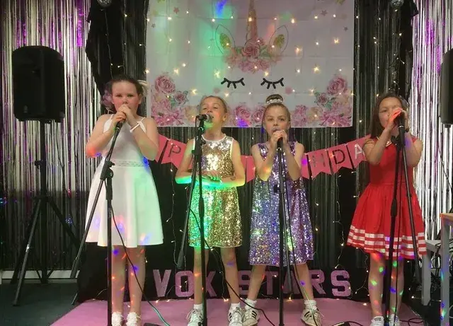Kareoki stand gyerekeknek, élményjátékok, játékok bérlése rendezvényre, szabadtéri gyerekjáték kölcsönzés országosan eseménye