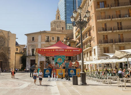 Punto de juego de ViveJuego durante un acto fallero en la Plaza de la Virgen de Valencia