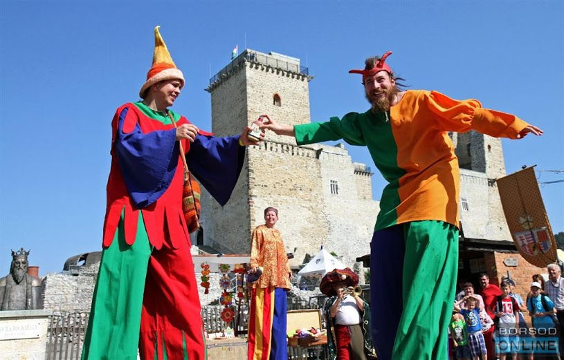 Gólyalábas vásári komédiák produkció, gólyalábas műsor Dreams&Games országos szolgáltatás.