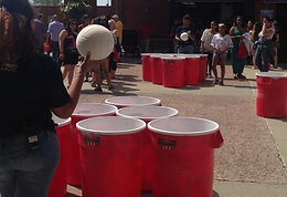 Se alquilan vasos gigantes de beer pong para festivales y eventos en Valencia.