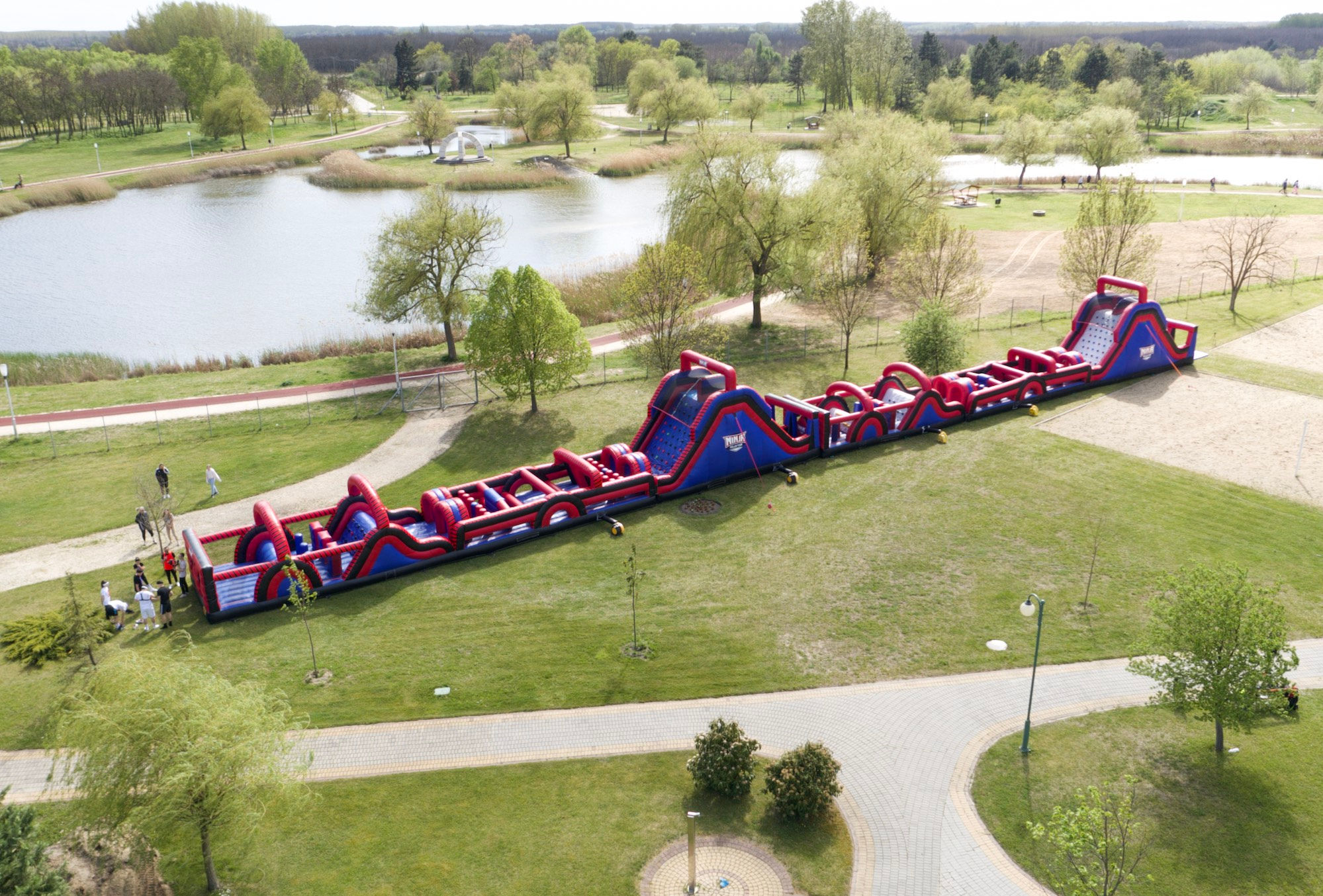 Exatlon pálya bérlés, egy felfújható akadálypálya, exatlon pálya kölcsönzés országosan, Dreams & Games.