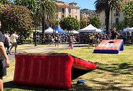 Juego gigante de lanzamiento de sacos de maíz para festivales y eventos en Valencia.