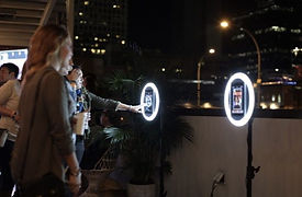 Fotomatón con iluminación en un evento nocturno al aire libre
