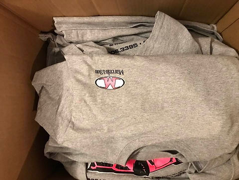 Caja con camisetas_edited.jpg