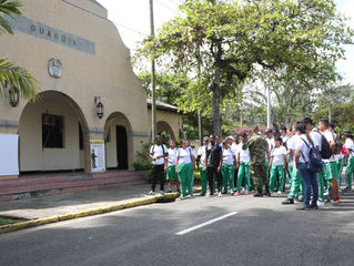 Más Ser visita instalaciones del Batallón