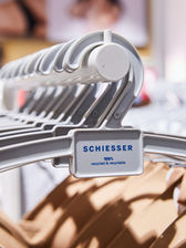 Kleiderbügel aus Kühlschränken bei Schiesser