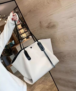 Imagem de uma bolsa casual feminina da Zara em um ambiente moderno.