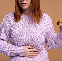 woman-with-eating-disorder-trying-eat-burger.jpg