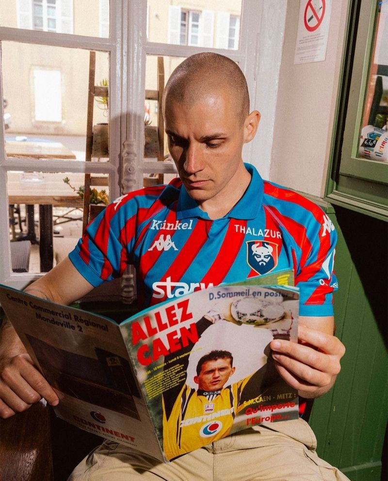Idriss Chaplain, Traducteur et journaliste sportif pendant le shooting du maillot du Stade Malherbe Caen