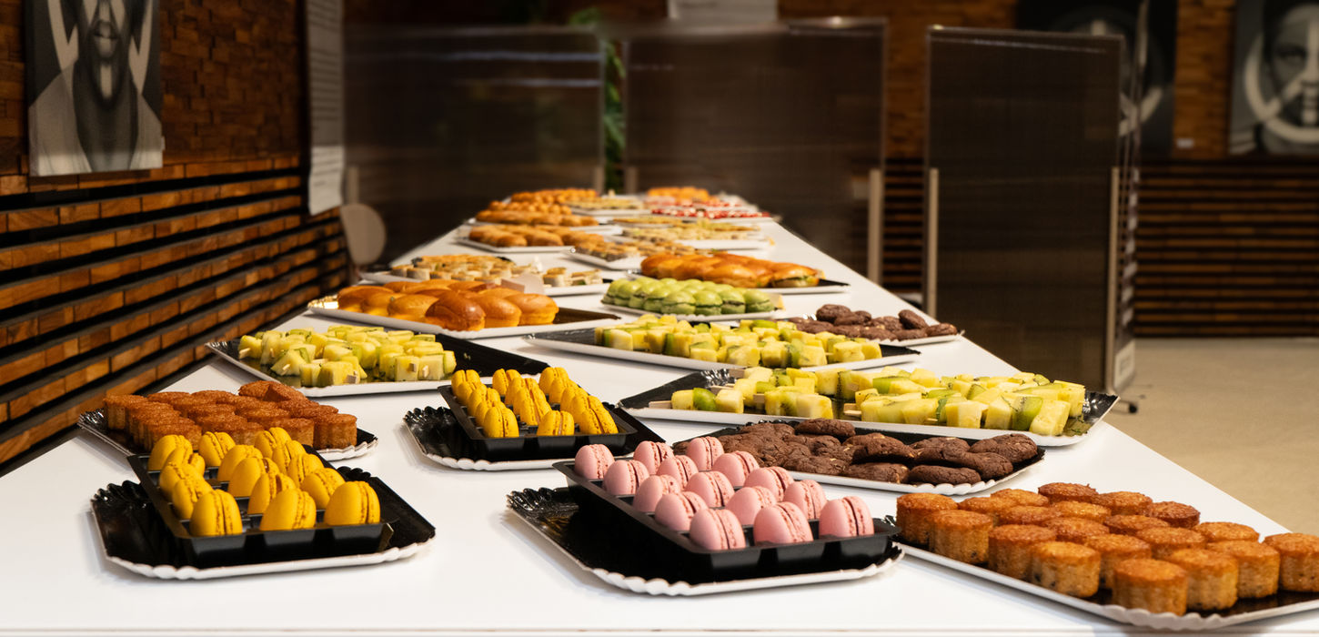 Photo d'un buffet d'amuse-bouches sucrés préparé par Gourmands & Gourmandises