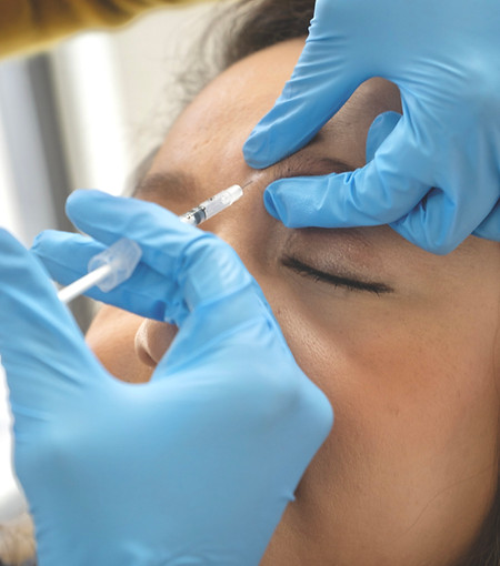 Woman getting a Daxxify treatment at TRUE Aesthetic Clinic in Oakbrook Terrace, IL