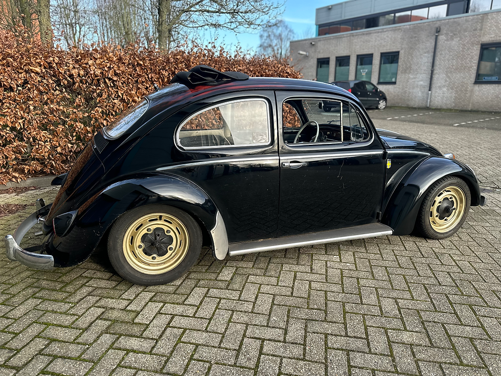 Thumbnail: Volkswagen kever met ragtopdak uit 1960