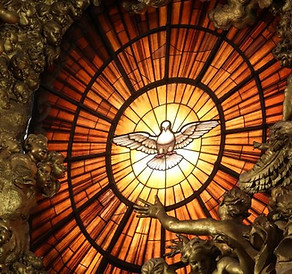 heiliger-geist-ein-glasfenster-mit-der-darstellung-des-heiligen-geistes-als-taube-am-im-pe