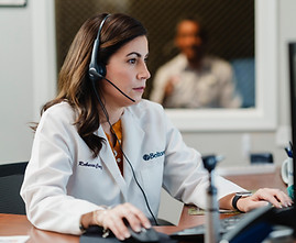 beltone-hearing-care-provider-using-computer_4500x3000.jpg.jpg