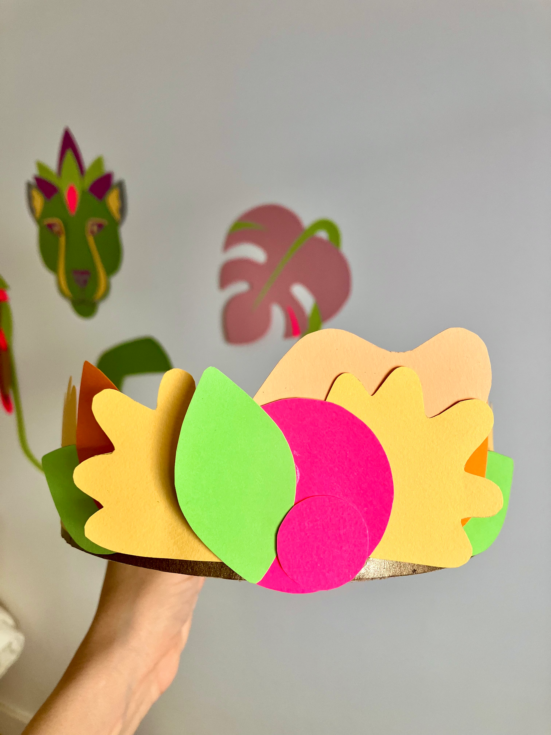 Une couronne de papier coloré