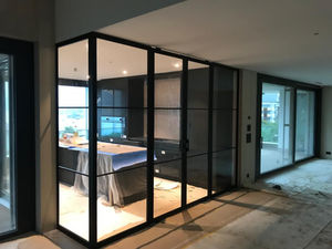 Schwarze Stahl-Glas-Trennwand, modernes Design, aneas-design.ch