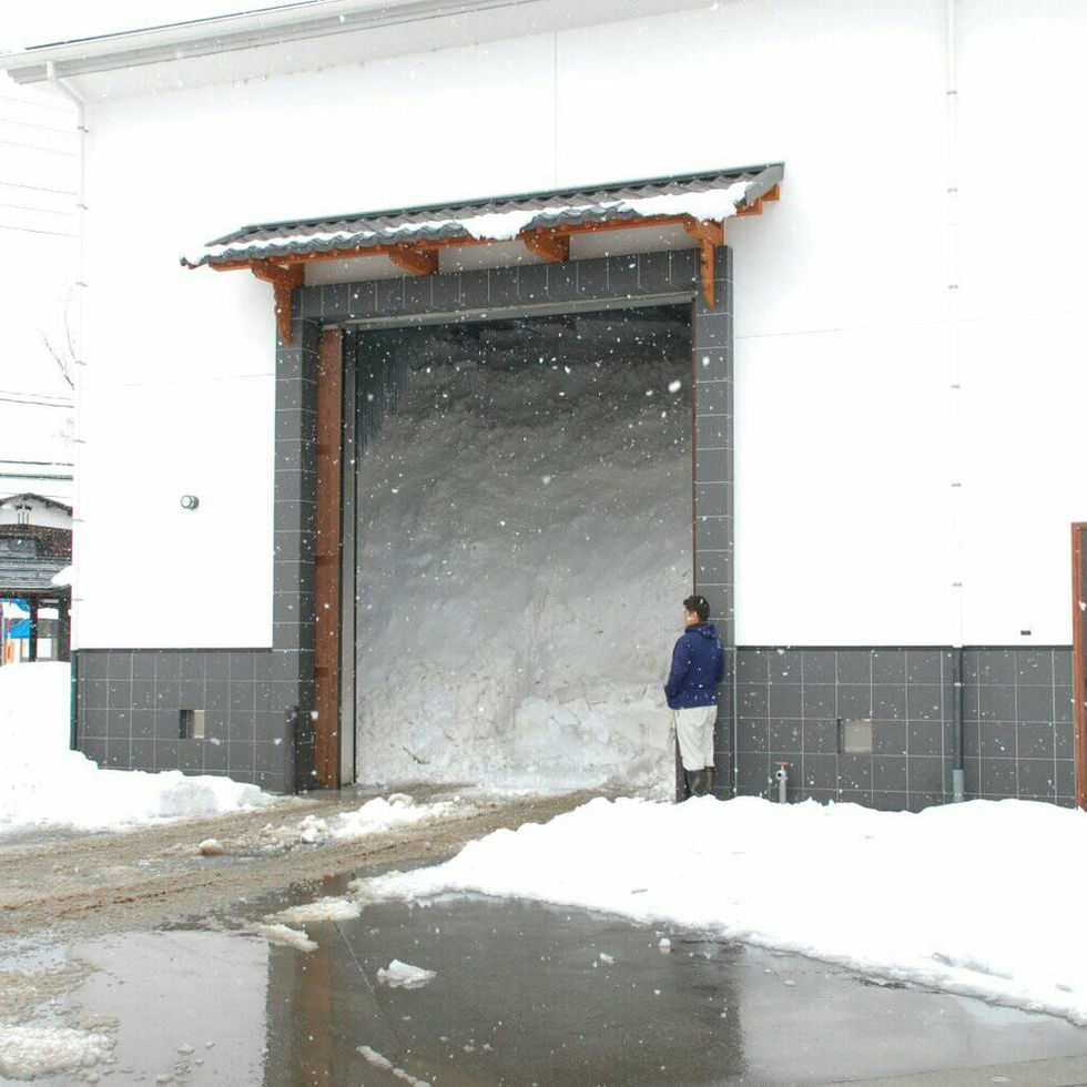 Hangar à neige plein et prêt pour refroidir l'entrepôt toute l'année.
