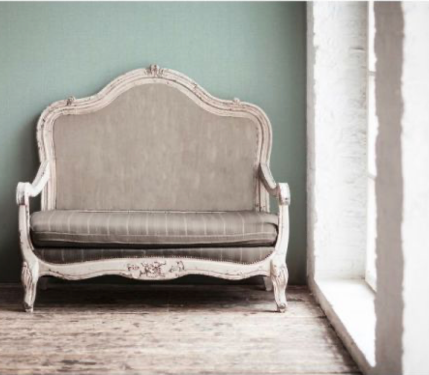 Arrière plan mur pleins avec papier peint et grand fauteuil style royale