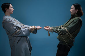 Zwei people pulling a rope in opposite directions.