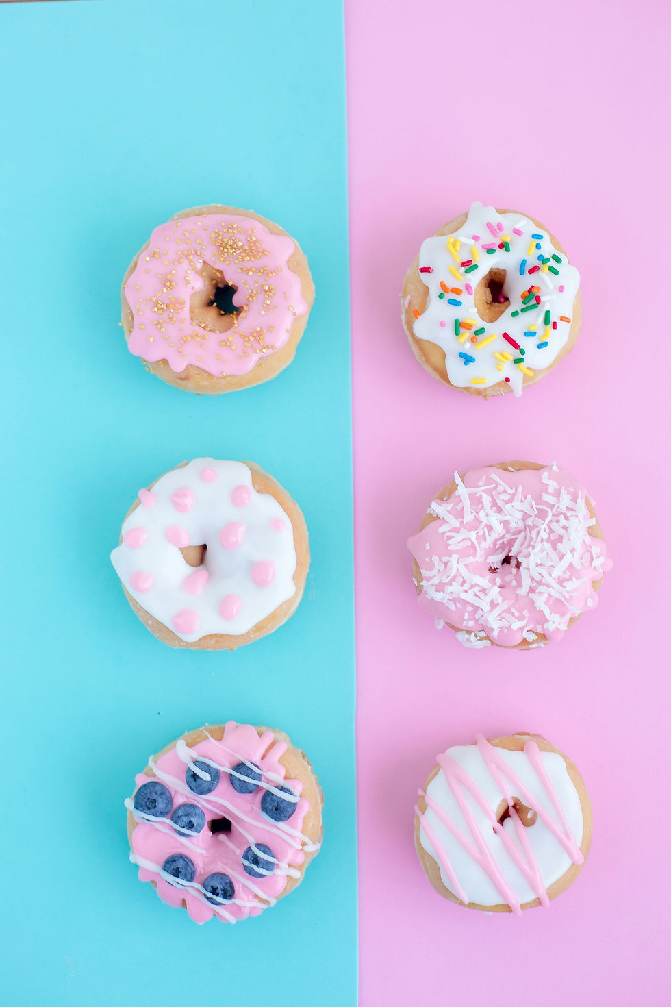 Sechs Donuts mit unterschiedlichen Dekorationen