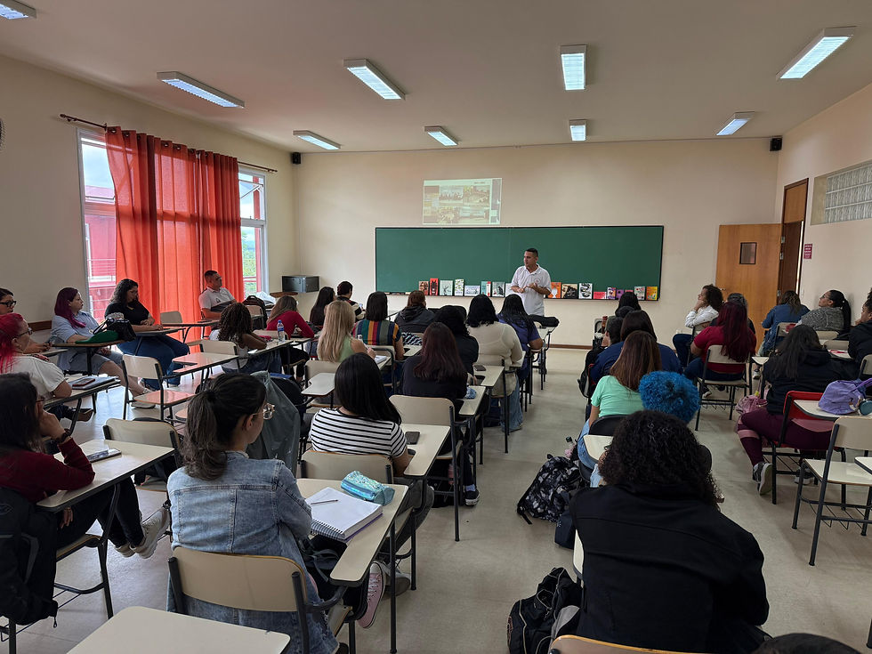 Educação apresenta projetos municipais de leitura e escrita a estudantes de Pedagogia