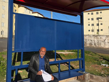 Vereador Josias acompanha instalação de ponto de ônibus no Jardim Nova América