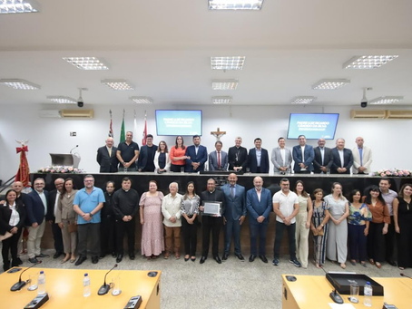Com Plenário cheio, padre Luiz Ricardo recebe o Título de Cidadão Suzanense da Câmara de Suzano