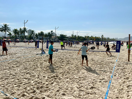 Circuito Paulista de Beach Tennis reúne 500 atletas e agita Guarujá por 3 dias. 4ª etapa atrai mais de 1.500 pessoas à Praia da Enseada com disputas em 25 quadras