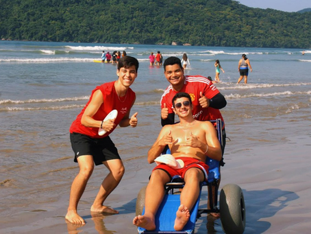 Turismo inclusivo ganha destaque em Bertioga com ação de surf adaptado