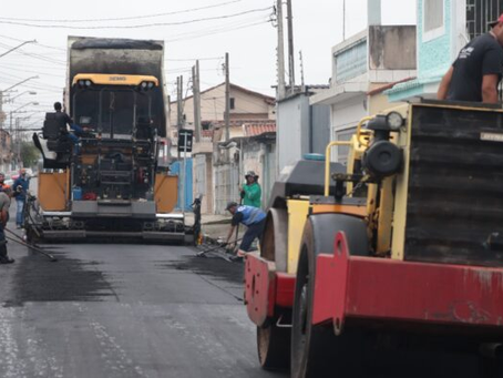 Plano de pavimentação avança para a Vila Figueira com obras nas ruas Kaneji Kodama e Shoichi Masuda