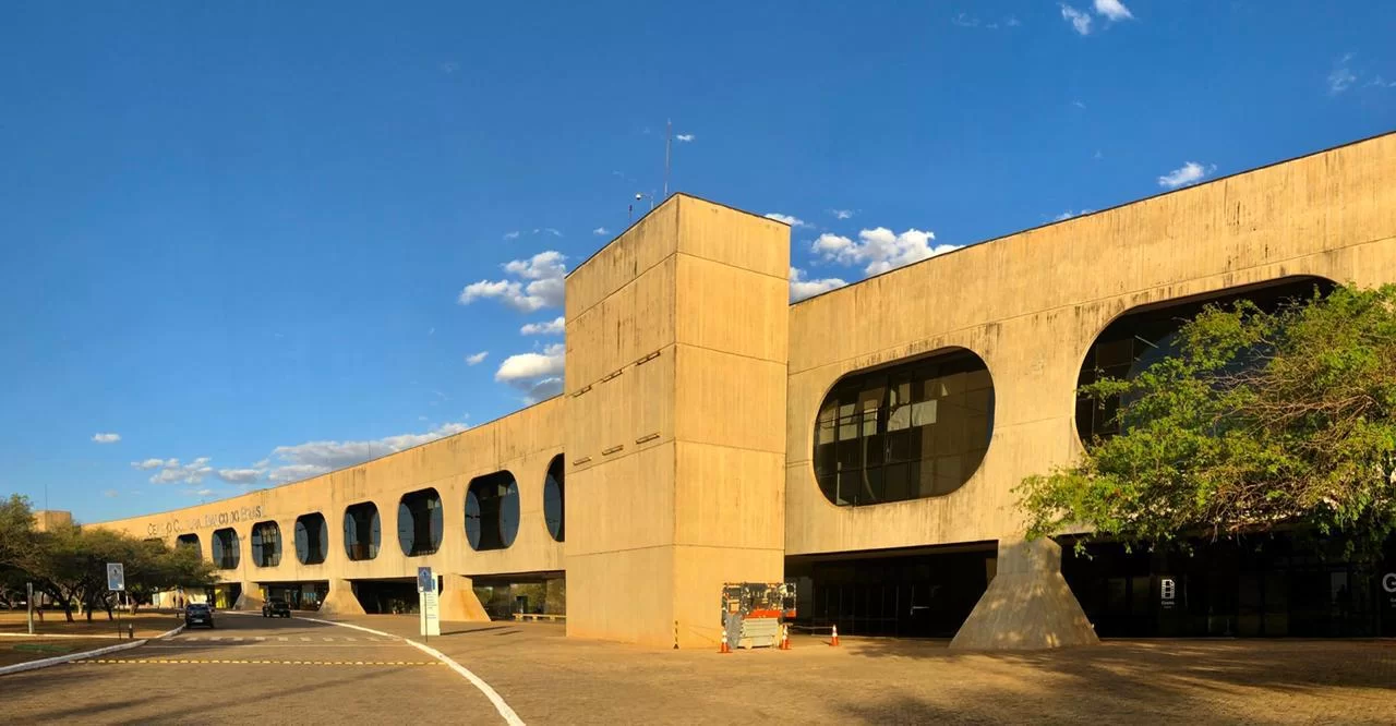 Um prédio de arquitetura arrojada e distinta com várias janelas esféricas está à céu aberto