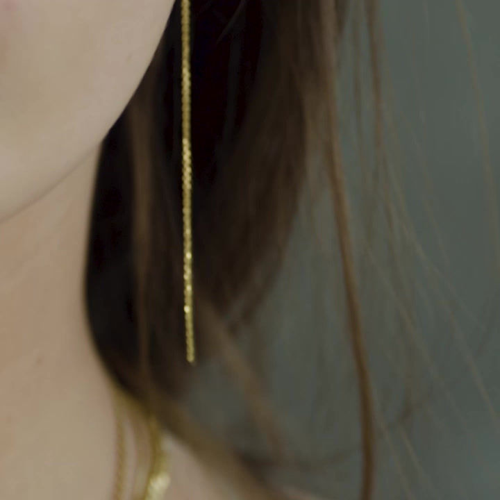תמונה ממוזערת: Close-up of the AYA - Gold Chain Earring Bracket in 14K gold, showcasing its elegant design and connection feature for earrin