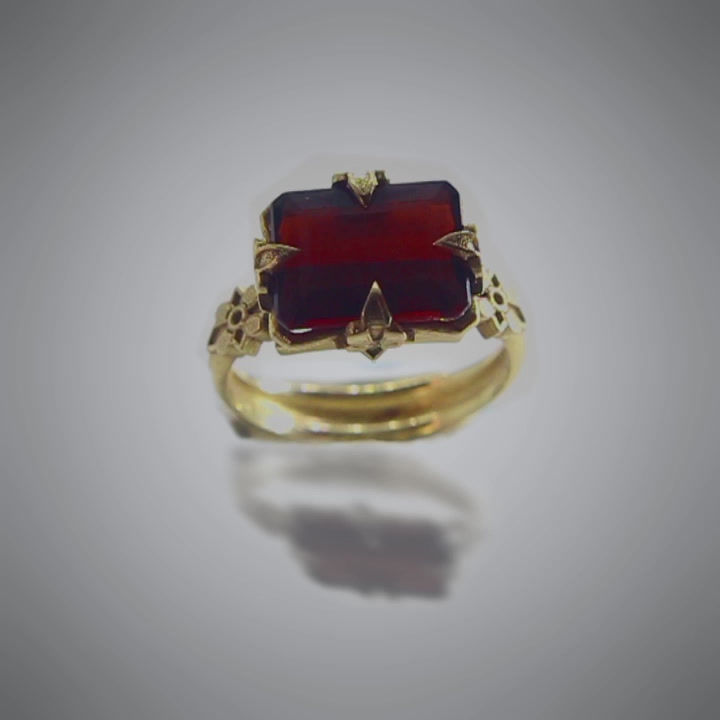תמונה ממוזערת: "KAHLO - Floral Garnet Gold Ring shining under perfect lighting, emphasizing its floral details and garnet gemstone from ever